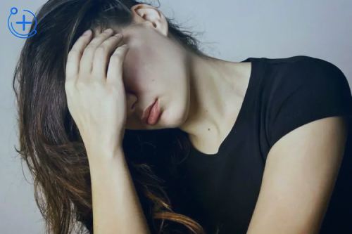 Девушка закрыла лицо Девушка закрыла лицо