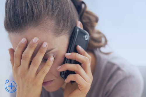 Девушка разговаривает по телефону Девушка разговаривает по телефону